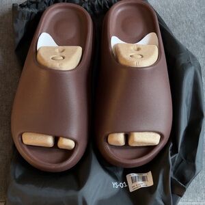New YEEZY supply slides size 8Brown Slide Sandals with Unique Design